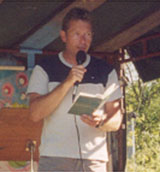Jens Fink-Jensen l�ser op af sine digte i bogcafeen Heidruns i Torsby, V�rmland, juli 2003