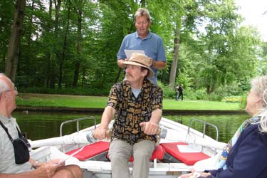 Jens Fink-Jensen l�ser digte p� kanalb�dene i Frederiksberg Have, Poesiens Dag 2005. Foto: Anne-Mette Damon.