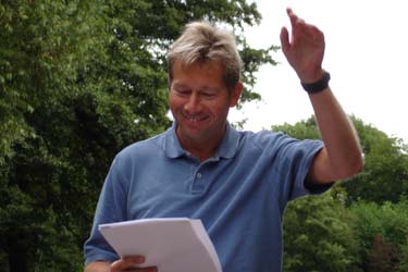 Jens Fink-Jensen l�ser digte p� kanalb�dene i Frederiksberg Have, Poesiens Dag 2005. Foto: Anne-Mette Damon.