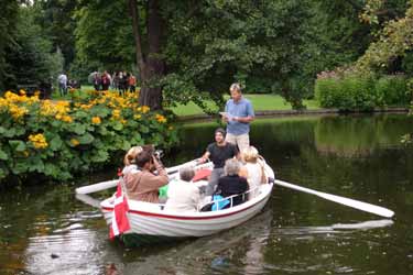 Jens Fink-Jensen l�ser digte p� kanalb�dene i Frederiksberg Have, Poesiens Dag 2005. Foto: Anne-Mette Damon.