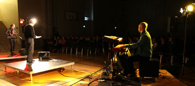 LUK OP FOR LYRIKKEN; Jens Fink-Jensen (digte), Fredrik Mellqvist (keyboards) og Mads Mathias (saxofon) fotograferet af Claus Olesen, Odense Katedralskole, 21. november 2008