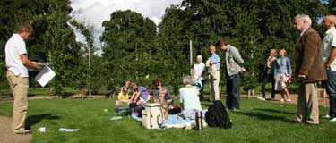 Jens Fink-Jensen l�ser digte ved Ord under himlen i Kongens Have, K�benhavn, 26. august 2007. Foto: Anne-Mette Damon