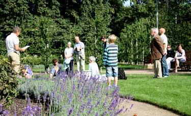 Jens Fink-Jensen l�ser digte ved Ord under himlen i Kongens Have, K�benhavn, 26. august 2007. Foto: Anne-Mette Damon